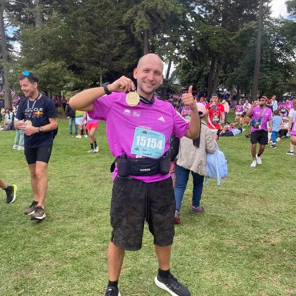 Salomón mostrando la medalla al terminar la media maratón de Bogotá